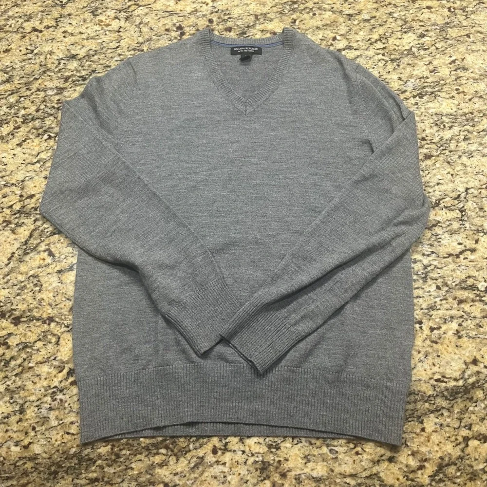 Banana Republic Mens Gray Extra Fine Merino Wool V-Neck Sweater Large - Picture 1 of 4